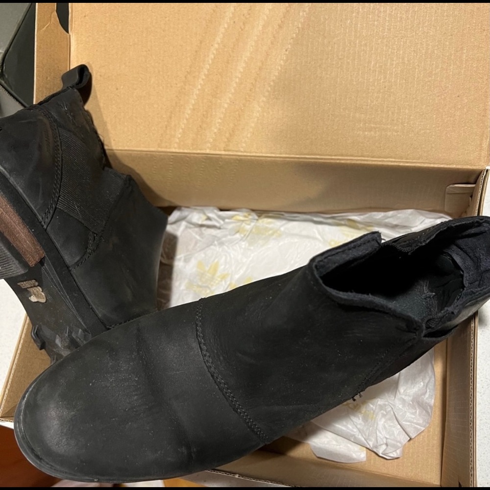 Sorel Emilie Chelsea booties, size 9